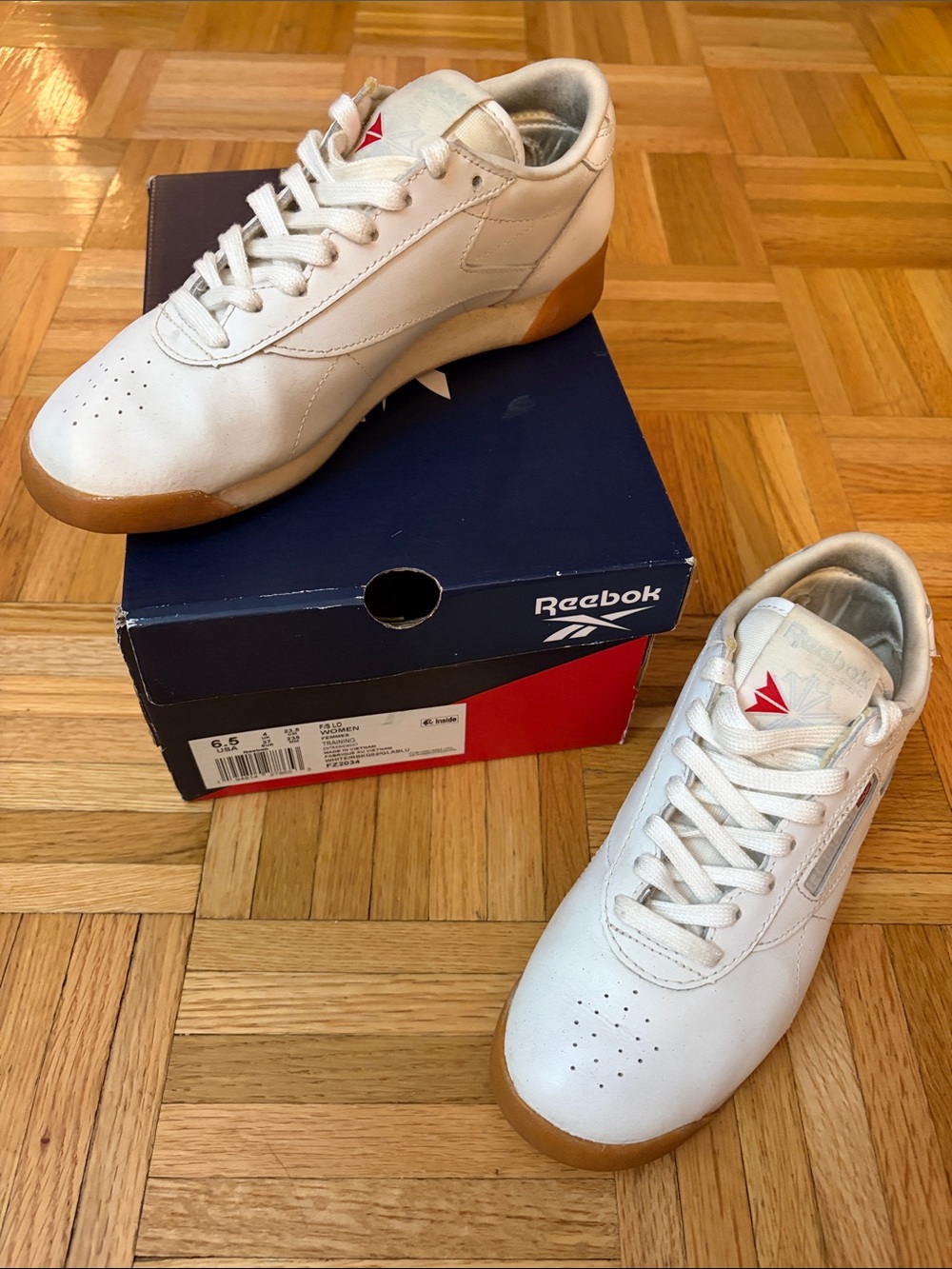 Reebok Gum Bottom Sneakers - White Leather Women’s Size 6.5 - Tons of life left!